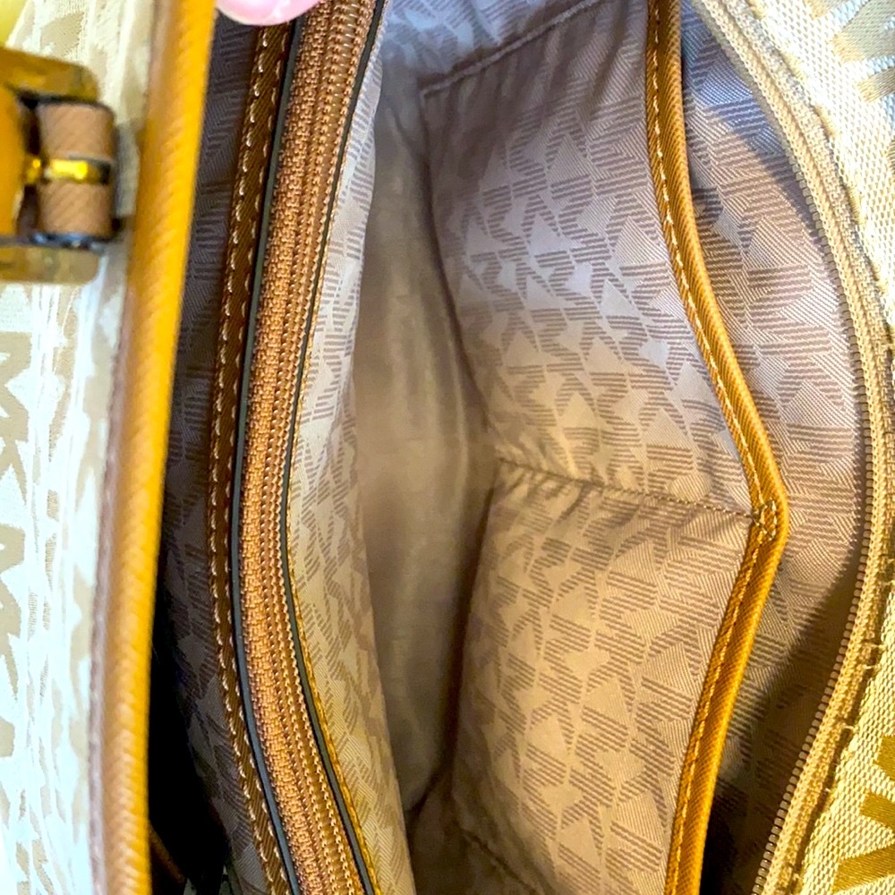 PRE LOVED Michael Kors Jet Set Snap Pocket Tote handbag.Color: Beige/Cam/DKTan. - Picture 10 of 13